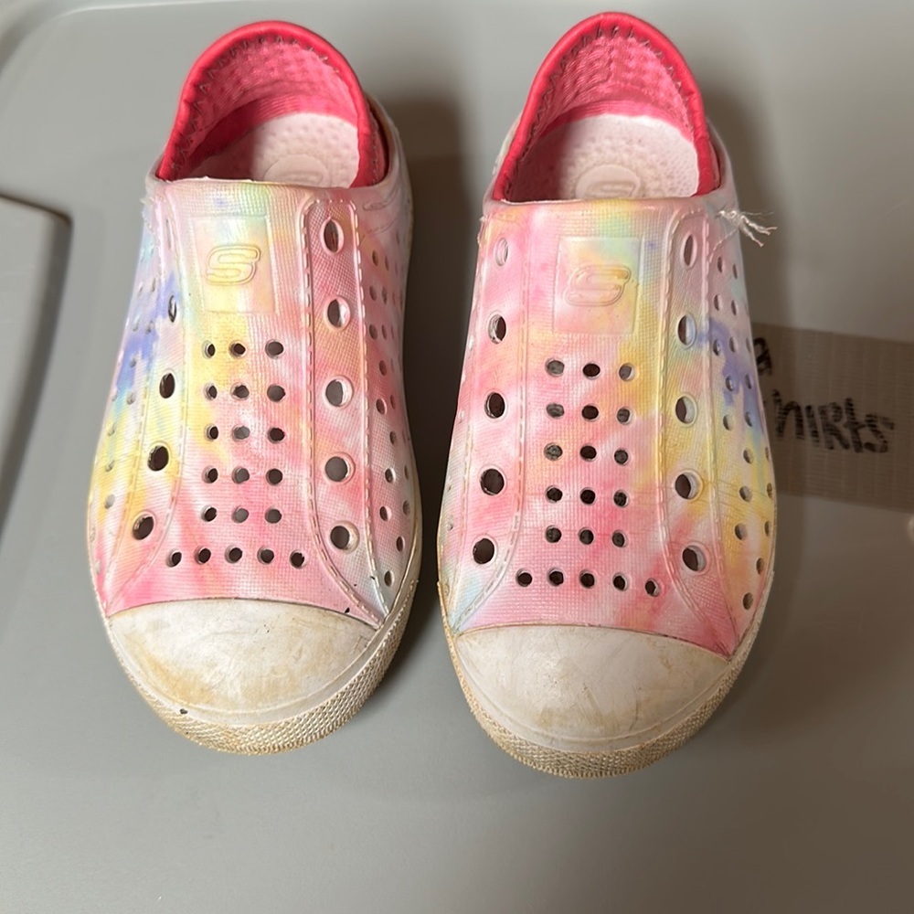 Little girl sketchers